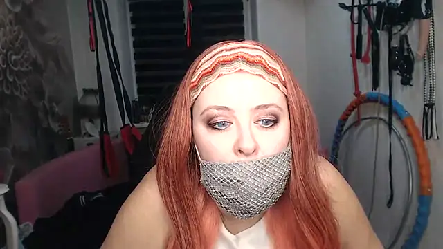 MISSwithDOLLS élő XXX-chatje