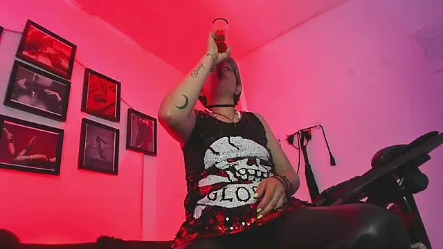 XXX chat uživo modela MistressNyx_cg