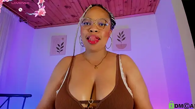 Lauraricci__ élő XXX-chatje