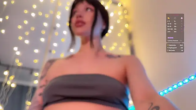 ellie_miu: διαδικτυακό σόου στην κάμερα