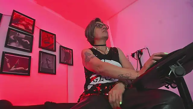 Chatroom XXX en direct de MistressNyx_cg