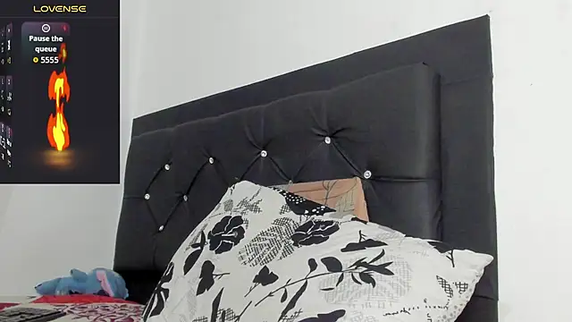 Show modela santi_brown na web-kameri