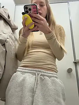 Pokazy przed kamerką – kira_mia