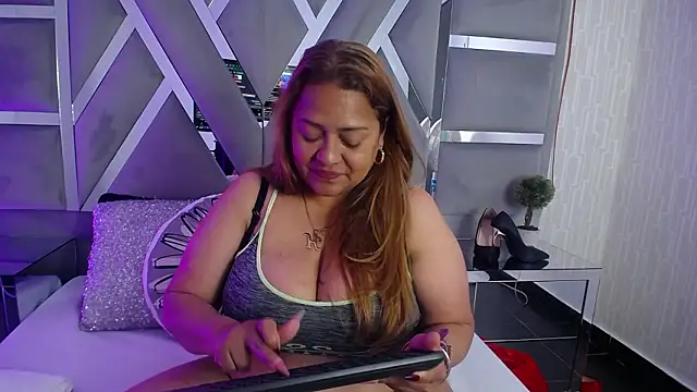 MonzerratBoyer: διαδικτυακό σόου στην κάμερα