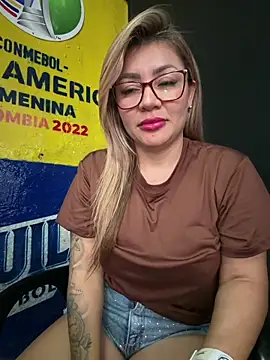 DIANITA_1988: διαδικτυακό σόου στην κάμερα