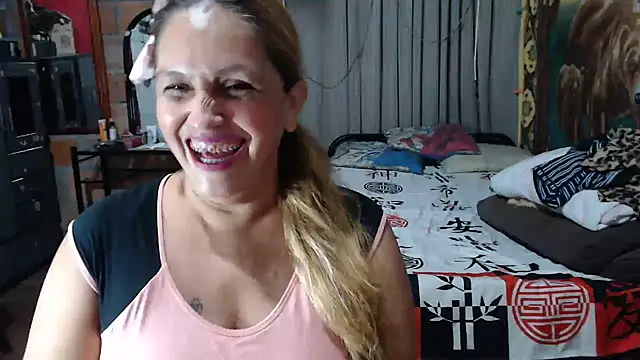 mom_son_dirtyn Webbikameraesitys