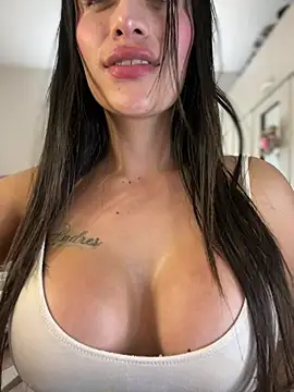 Emmily_19: διαδικτυακό σόου στην κάμερα