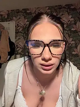 Pokazy przed kamerką – leannabbyy