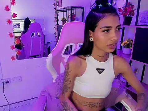 Chat +18 de KarlaSlutSkinny__ ao vivo