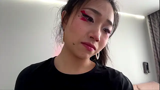 SweetMiaXO: διαδικτυακό σόου στην κάμερα