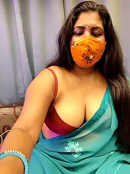 Poly_bhabi: διαδικτυακό σόου στην κάμερα