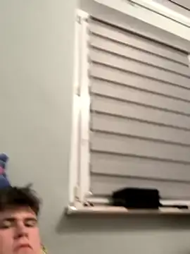 Slut18y Show in webcam