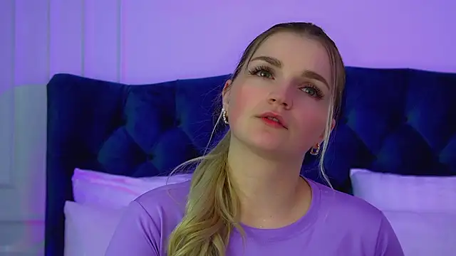 AnnyRaii: διαδικτυακό σόου στην κάμερα