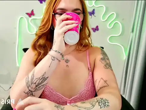 Chatroom XXX en direct de VIckSexyDoll