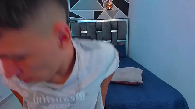 Juan_Nd_Steven: διαδικτυακό σόου στην κάμερα