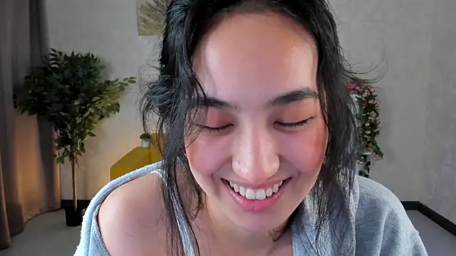 FlirtyAura's Live XXX Chat