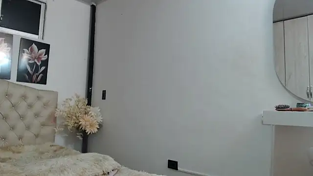 pinky_f00x's Live XXX Chat