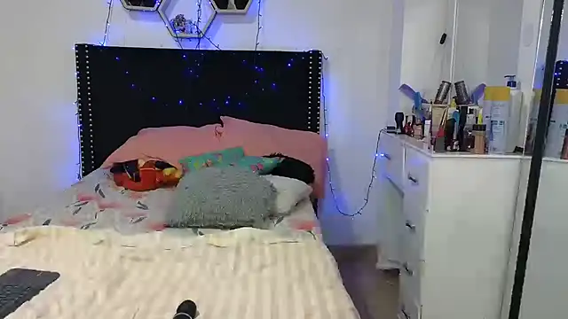 Chat +18 de charlotte_077 ao vivo