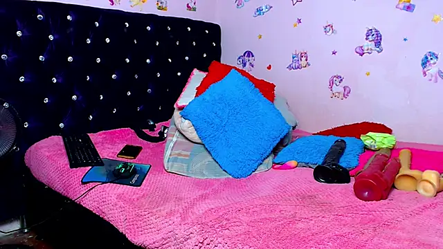 ShantalTsFox: διαδικτυακό σόου στην κάμερα