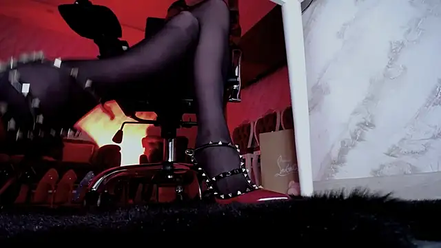 Chatroom XXX en direct de FinDomGod