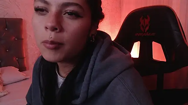 Chatroom XXX en direct de KikiVelvet