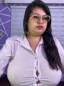 MiiaaJoness Adlı Modelin Canlı XXX Sohbeti