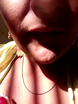 aunty_sumy: διαδικτυακό σόου στην κάμερα