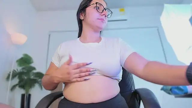 Ayha_khalaf: διαδικτυακό σόου στην κάμερα