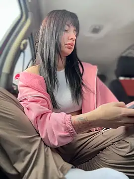 JulliaVegasのライブXXXチャット