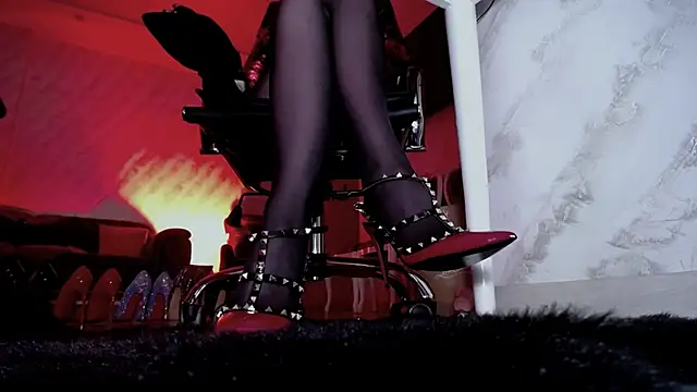 Вебкам-шоу FinDomGod