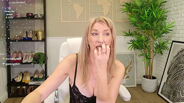 LadyLeea Adlı Modelin Canlı XXX Sohbeti