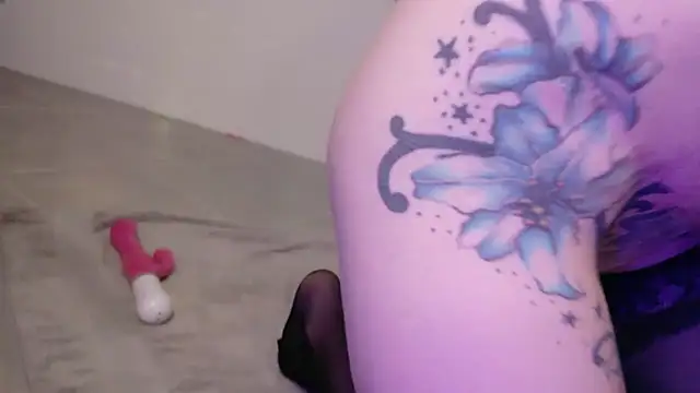 Midnightrose11's Webcam Show