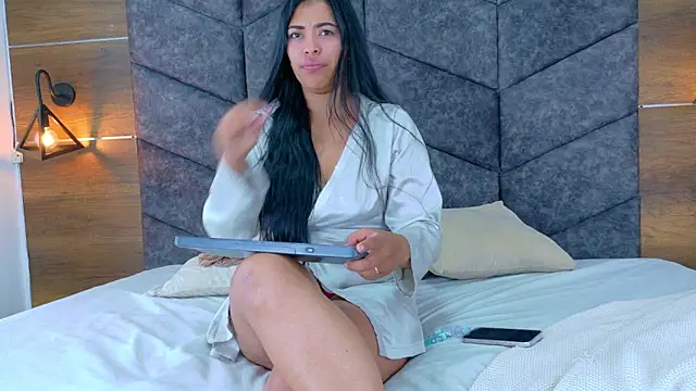 XXX chat uživo modela RiriiBrunette__