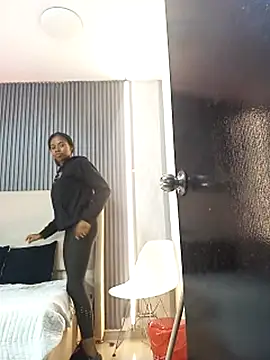 NalaRoux Adlı Modelin Canlı XXX Sohbeti