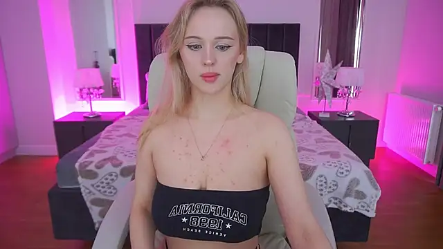 LylaYeess webcam show