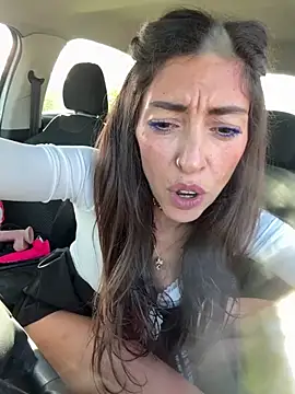 Amani_thewolf: διαδικτυακό σόου στην κάμερα