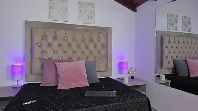 KristalFoxx live XXX chat