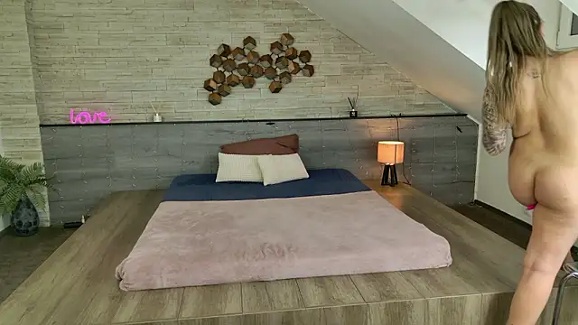 Онлайн чат XXX hornyb33_