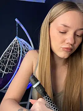 MilaMoone 即時 XXX 聊天