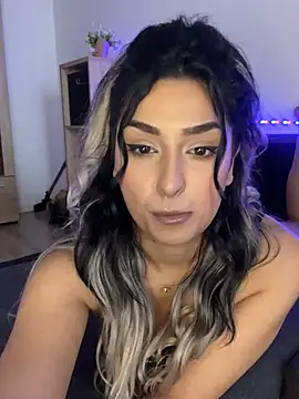 Mia_spicyy: διαδικτυακό σόου στην κάμερα