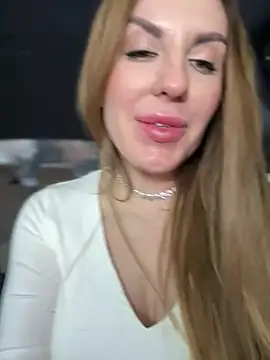 MilfNextDoor20's Live XXX Chat