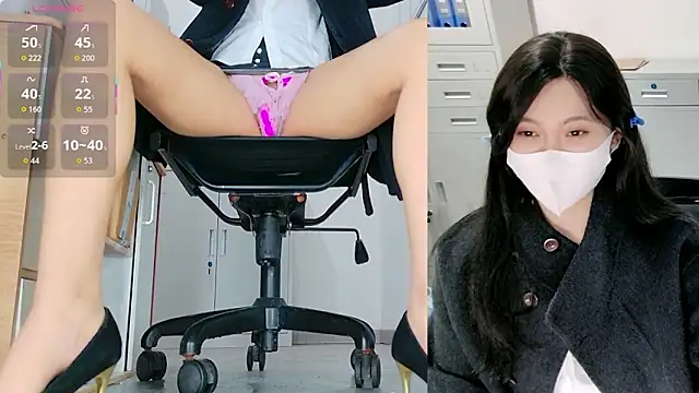 Show modela office-diodio na web-kameri