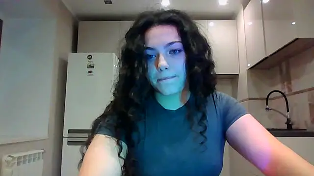 Dianasi: διαδικτυακό σόου στην κάμερα