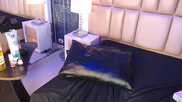 ReinaMiah Chat XXX in diretta