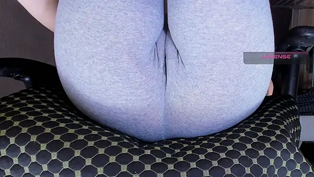 Cameltoe_squirt_inPants 现场XXX聊天