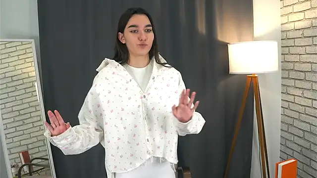 Czat XXX na żywo – HermilaClap