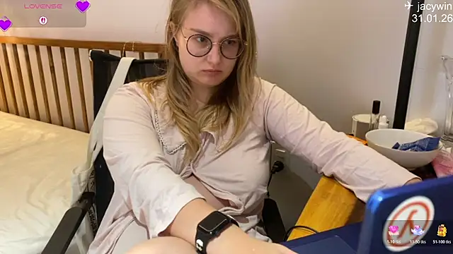 JacyWinslat Adlı Modelin Canlı XXX Sohbeti