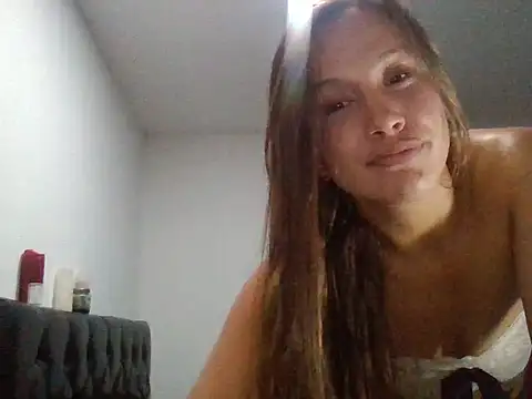 Adara27 即時 XXX 聊天