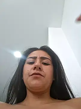 CAROLINE__07: διαδικτυακό σόου στην κάμερα