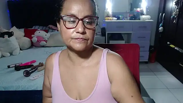 pervert_mommy_ 网络视讯表演